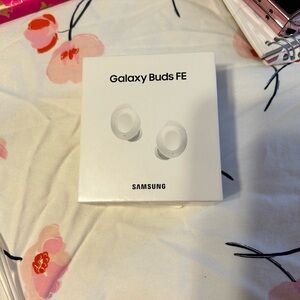 Samsung White Wireless Earbuds